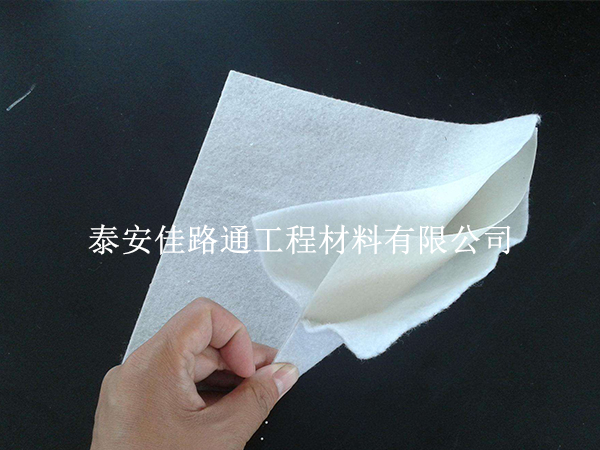 防滲復(fù)合土工膜施工搭接技巧:確保無(wú)縫防護(hù)的秘訣 防滲復(fù)合土工膜施工搭接技巧:確保無(wú)縫防護(hù)的秘訣